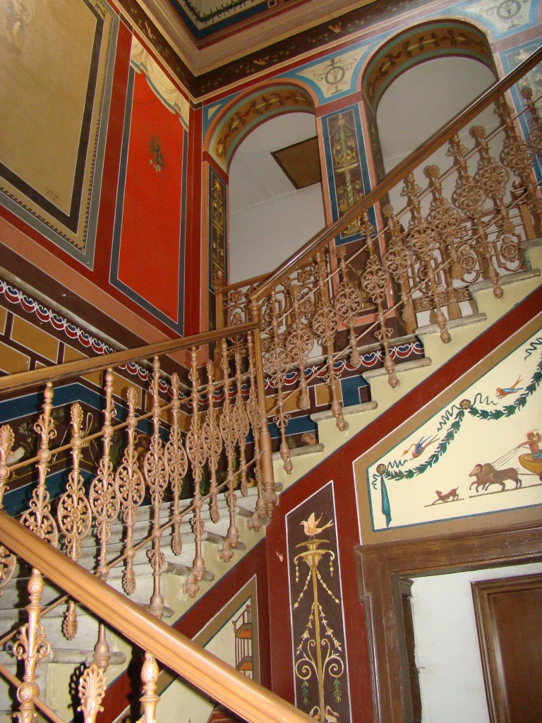 Scalinata  e affreschi della villa Zari