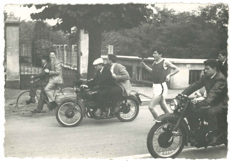 La fiaccolata del 1965 passa in via Isonzo