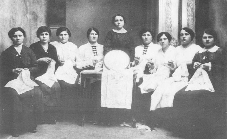 Lezione alla scuola di ricamo