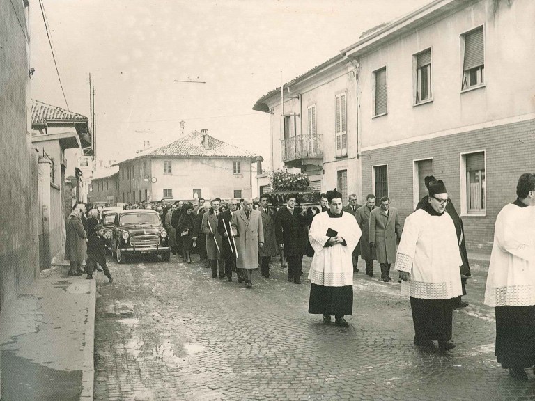 Corteo funebre al passaggio da piazza Biraghi