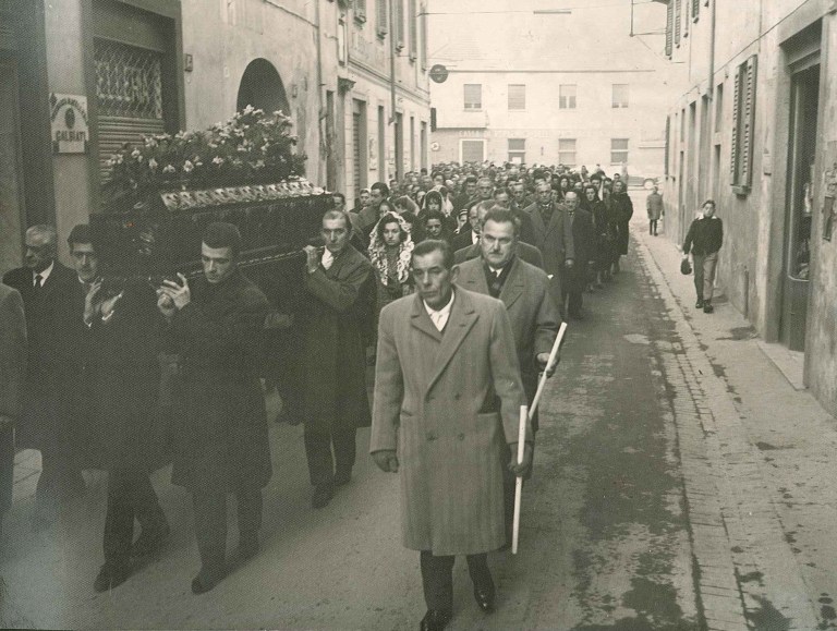 Feretro al passaggio dalla strettoia di Corso Italia
